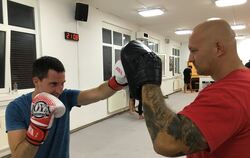 GEA-Volontär Denis Raiser (links) beim Kickboxen mit Alexander Maciejewski, Cheftrainer von One Team. FOTO: GEUPEL