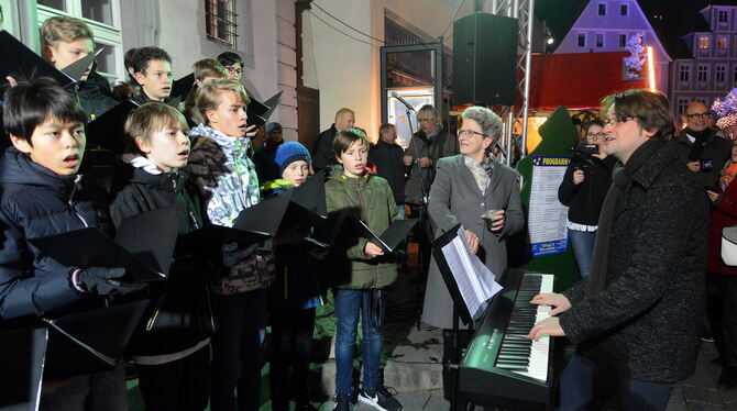 Der Knabenchor Capella Vocalis sang zur Eröffnung des Reutlinger Weihnachtsmarktes. OB Barbara Bosch machte die Noten von Chorle