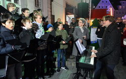 Der Knabenchor Capella Vocalis sang zur Eröffnung des Reutlinger Weihnachtsmarktes. OB Barbara Bosch machte die Noten von Chorle