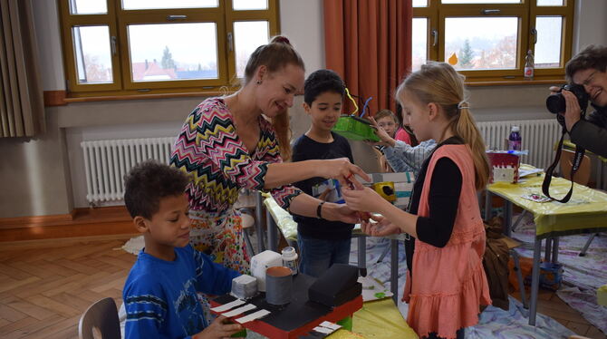 Bettina Scharping in der Sieben-Keltern-Schule in Metzingen: Kinder schaffen zum 50-jährigen Bestehen der Musikschule kleine Kun