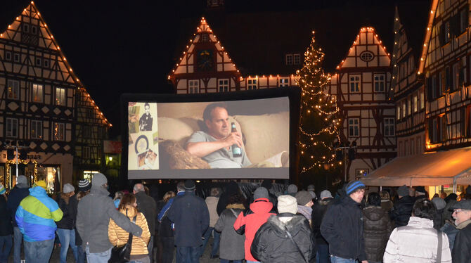 »Die Kirche bleibt im Dorf«, hieß es 2015 auf dem weihnachtlich illuminierten Uracher Marktplatz. Ob das Winter-Open-Air in der