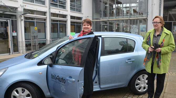 Der hellblaue Opel Corsa könnte bald einen Zwilling bekommen: das bisherige »teilAuto« von Wannweil mit Bürgermeisterin Anette R