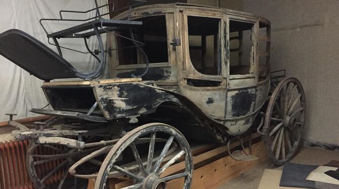 So sehen die Kutschen meistens aus, wenn Dieter Gaiser sie bekommt. Er ist seit 40 Jahren Restaurator. FOTO: ZMS So sehen die Kutschen meistens aus, wenn Dieter Gaiser sie bekommt. Er ist seit 40 Jahren Restaurator. FOTO: ZMS