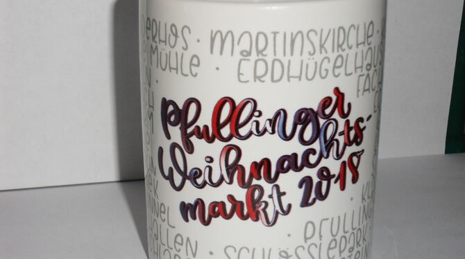 Die Pfullinger Weihnachtsmarkttasse hat in diesem Jahr Liza Göhner gestaltet, die heute in Stuttgart lebt.  FOTO: STADT