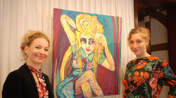 »Svelte Blonde« von Megan Schotzko (rechts), die bei Bettina Scharping ausstellt.  FOTO: PFI