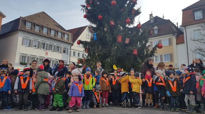Auf den Weihnachtsbaum, an dem Geschenkpakete hängen, dürfen die Kinder stolz sein. FOTO: DÖRR