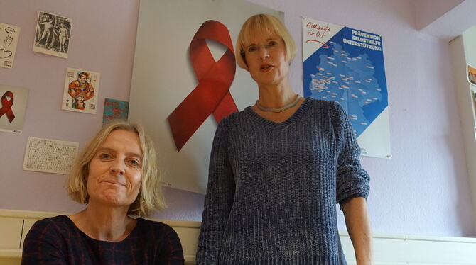 Brigitte Ströbele (links) und Evelyn Thumm raten, sich bei wechselnden Geschlechtspartnern auf HIV testen zu lassen.  FOTO: DÖRR