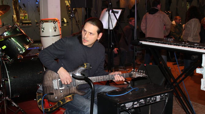 Simon Madaus ist Leiter des Bandprojekts an der Minna-Specht-Gemeinschaftsschule. Er hat außerdem seine eigene Band, mit der er Simon Madaus ist Leiter des Bandprojekts an der Minna-Specht-Gemeinschaftsschule. Er hat außerdem seine eigene Band, mit der er