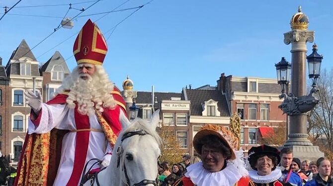»Sinterklaas« und »zwarte Pieten«. FOTO: ZMS