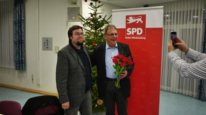Boris Niclas-Tölle beglückwünscht Thomas Keck (rechts) zu seiner Kür als SPD-Kandidat bei den Oberbürgermeisterwahlen. Foto: SPD