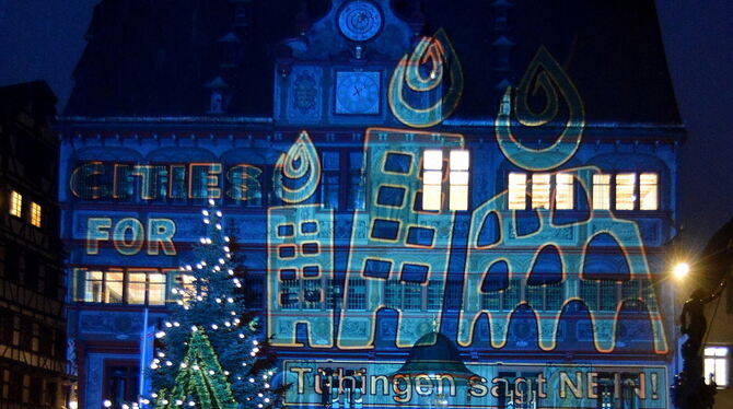 Tübingen sagt Nein: Die Botschaft auf der angestrahlten Fassade.  FOTO: NIETHAMMER