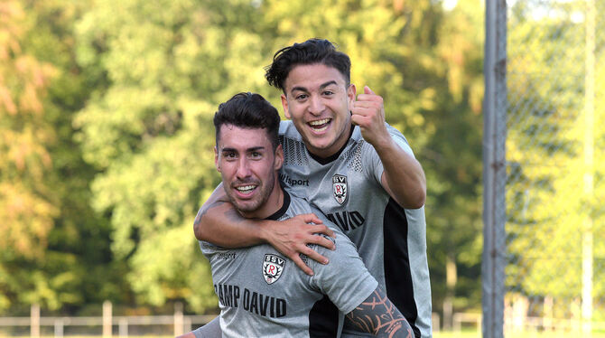 Durften jubeln: Cristian Giles (links), der das Reutlinger Siegtor erzielte, und Dominic Sessa.   FOTO: BAUR