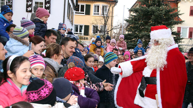 Großes Gedränge gab es beim Weihnachtsmarkt in Pfullingen, als der Weihnachtsmann seine Geschenktüten verteilte.  FOTO: OLE