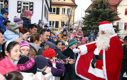 Großes Gedränge gab es beim Weihnachtsmarkt in Pfullingen, als der Weihnachtsmann seine Geschenktüten verteilte.  FOTO: OLE 