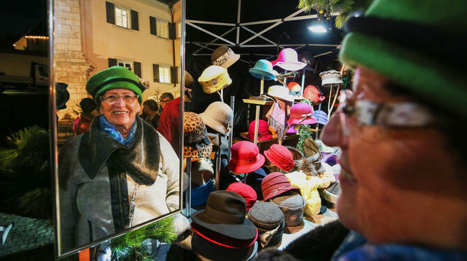 Neuer Hut tut gut: Es müssen nicht immer Kerzen oder Mandeln sein, doch Zwiefaltens Weihnachtsmarkt hatte auch das. FOTO: THW
