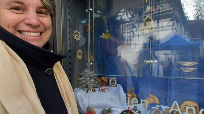 Ruth Setzler mit den kleinsten Krippendarstellungen im Schaufenster der Volksbank. FOTO: MEYER