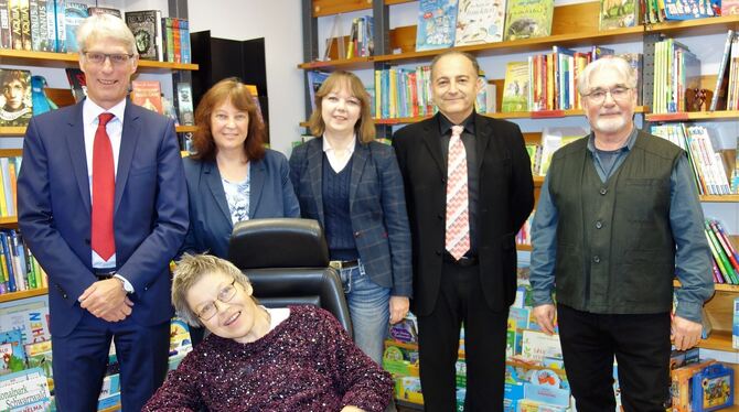 Geburtstagsfeier im inklusiven Buchladen in Rommelsbach (von links): Friedrich Haselberger, Manuela Jess, Gabriele Gaiser,