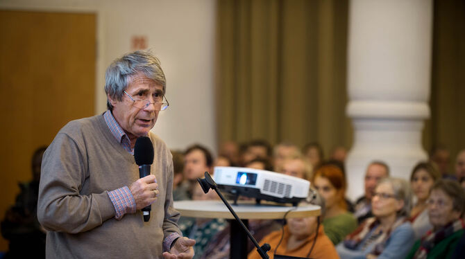 2,5 Stunden Vortrag: Heiner Monheim lobte das geduldige Publikum.  FOTO: TRINKHAUS