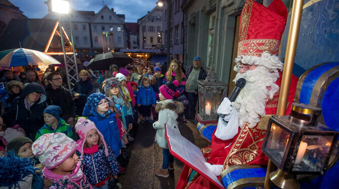 Der Nikolaus auf dem Reutlinger Weihnachtsmarkt.