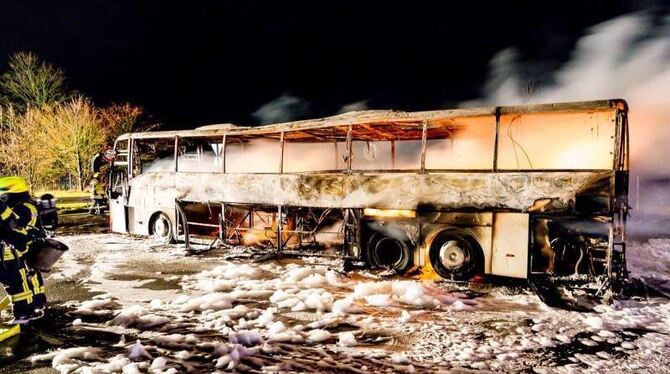 Reisebus brennt aus