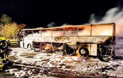 Reisebus brennt aus