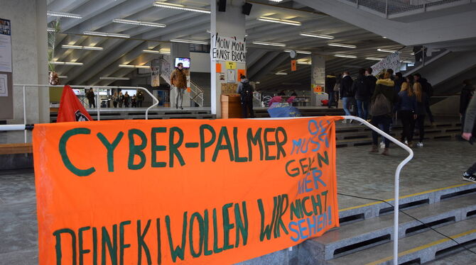 Großes Banner im Foyer mit der Aufschrift: »Cyber-Palmer du musst gehen, deine KI wollen wir hier nicht sehen«. (KI ist die Abkü
