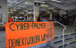 Großes Banner im Foyer mit der Aufschrift: »Cyber-Palmer du musst gehen, deine KI wollen wir hier nicht sehen«. (KI ist die Abkü