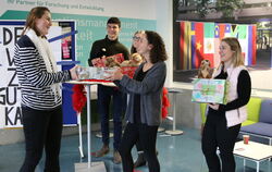 Die Hilfsbereitschaft ist groß: Übergabe der gefüllten Geschenk-Kartons an der Hochschule.  FOTO: LENA JAUERNIG/HOCHSCHULE