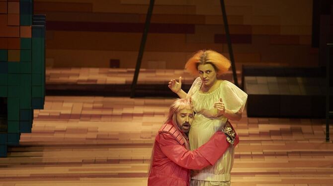 Elmar Gilbertsson als Prinz und Esther Dierkes als Ninetta in »Die Liebe zu drei Orangen« an der Oper Stuttgart.  FOTO: MATTHIAS