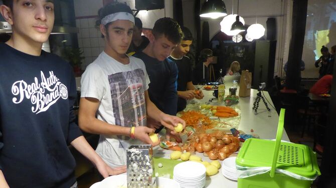 Kochten nicht nur Gaisburger Marsch: Yossef, Maher, Mohammed und Sallaj, hier beim Schnippeln in der Küche. FOTOS: BERNKLAU