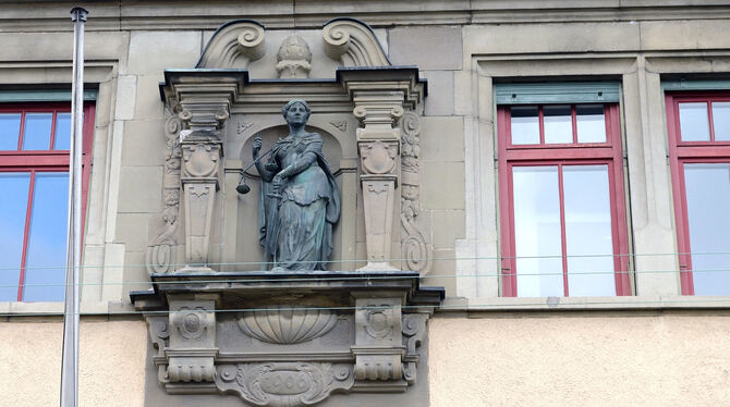 Statue der Justitia am Amtsgericht Reutlingen. Justitia ist die Personifikation für Gerechtigkeit und Rechtspflege. FOTO: PIETH