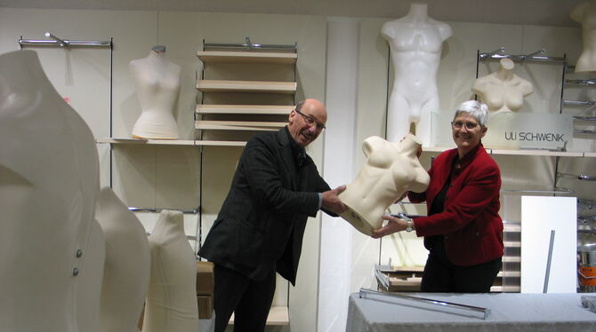 Wehmütig, aber froh über ihren Entschluss: Uli Schwenk und seine Frau Elke räumen ihr Ladengeschäft in Münsingen. FOTO: OELKUCH