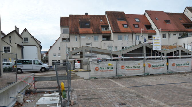 Stilisierter Albtrauf vor Pfullinger Dachlandschaft: Die Arbeiten am Sanitärpavillon auf dem neu gestalteten Passy-Platz sind no