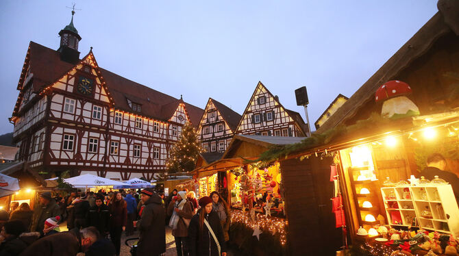 Stimmungsvoller Weihnachtsmarkt auf dem Uracher Marktplatz. Am Wochenende ist es wieder so weit.  FOTO: PR