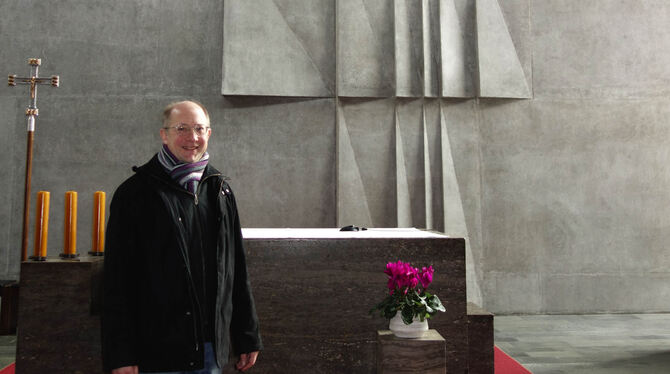 Pfarrer Matthias Dangel vor dem Relief-Kreuz in der Heilig-Geist-Kirche. FOTO: BÖHM