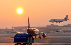 Auch in den frühen Morgenstunden herrscht bereits viel Betrieb am Flughafen Stuttgart.  FOTO: FLUGHAFEN