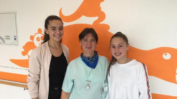 Die ZmS-Reporterinnen mit Kinderkrankenschwester Daniela Lutz (Mitte).