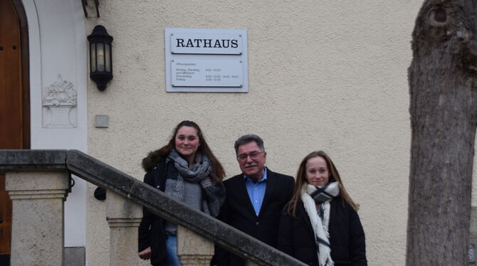 Gruppenfoto vor dem Rathaus in Mittelstadt: Der 68-jährige Bezirksbürgermeister Wilhelm Haug und die Interviewerinnen Luisa (lin