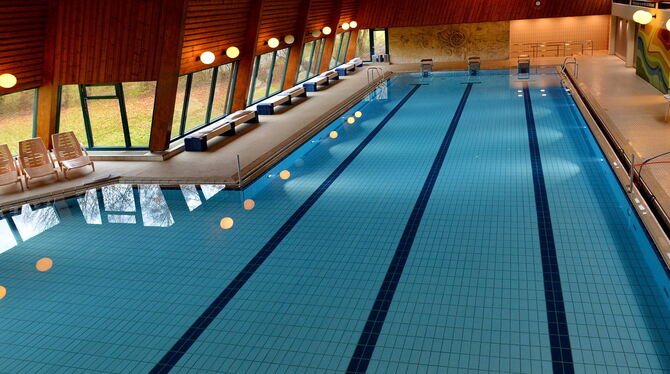 Ab Samstag darf der Badebetrieb nach erfolgter Sanierung wieder los gehen im Sternberghallenbad in Gomadingen.  FOTOS: NIETHAMME