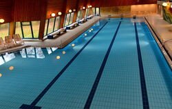 Das Becken ist bereit für Schwimmer.