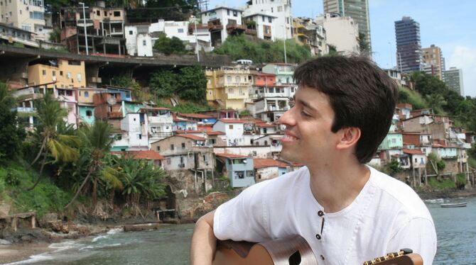 Gitarrenlehrer Mateus Dela Fonte ist im Bundesstaat Bahia in die Musikschule gegangen. FOTO: PR