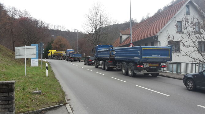 Seitdem die Holzelfinger Steige gesperrt ist, hat der Schwerlastverkehr in Honau und Oberhausen deutlich zugenommen.   FOTO: PR