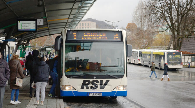 Mit dem Bus zum Bahnhof: Künftig müssen Bahnfahrer dafür kein zusätzliches Ticket mehr lösen.   FOTO: PIETH
