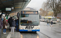 Mit dem Bus zum Bahnhof: Künftig müssen Bahnfahrer dafür kein zusätzliches Ticket mehr lösen.   FOTO: PIETH