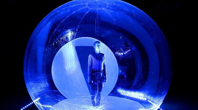 Das moderne Zimmertheater: Thea Rinderli bei ihrem Solo in der Plastikkuppel.  FOTO: ACAMEO
