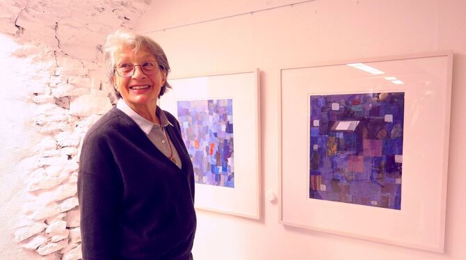 Abstrakte Märchen aus Blautönen: Gabriele Straub bei der Vernissage vor zwei ihrer Collagen in der Gewölbegalerie.  FOTO: KNAUER