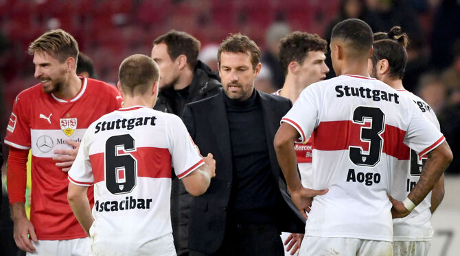 Inzwischen angekommen beim VfB Stuttgart: Trainer Markus Weinzierl im Kreise seiner Profis nach dem Sieg gegen Augsburg. FOTO: D