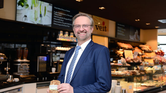 Johannes Klümpers, Geschäftsführer der Bäckerhaus Veit GmbH, im neuen Caféhaus des Unternehmens in Pfullingen. FOTO: PIETH