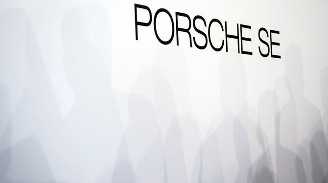 Das Logo der Porsche Automobil Holding SE ist auf einer Wand zu sehen.