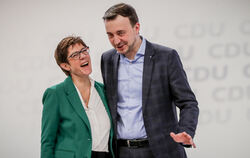 Annegret Kramp-Karrenbauer, Bundesvorsitzende der CDU, steht mit dem neugewählten CDU Generalsekretär Paul Ziemiak